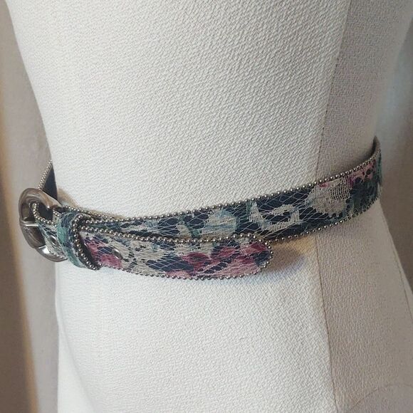 Vintage Floral Lace Belt With Silver Trim and Buckle - Small - Picture 5 of 9